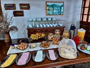 卡西米鲁-迪阿布雷乌Pousada Cascata的一张桌子上有很多种不同的食物