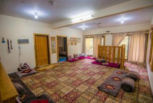 锡卡都Al Amin Guest House - Home away from Home的一间设有婴儿床和大地毯的房间