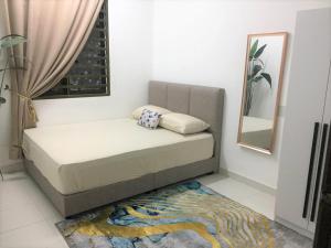 Kampung Saberang BalokCASA ADELIA GUESTHOUSE BALOK PERDANA GEBENG的一张位于带镜子和地毯的房间里的床