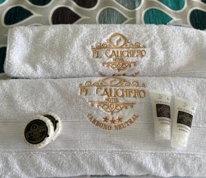 伊基托斯El Cauchero Hotel Iquitos的两卷带两牙刷和两杯的白色毛巾