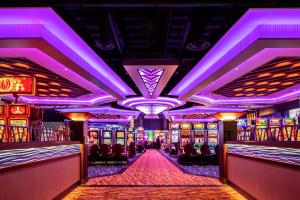 Worley科达伦赌场度假酒店的赌场,设有紫色照明和老虎机