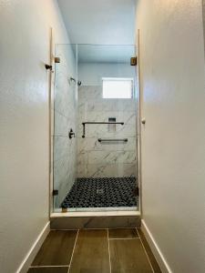 洛杉矶小托奇欧酒店的带淋浴的浴室和玻璃门