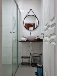 新艾朗Casa Apuaú的一间带水槽和镜子的浴室