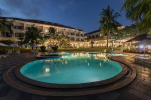 昆岛昆岛度假酒店的大楼前的大型游泳池
