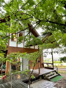 高岛市びわ湖ハイドアウト的树林中带木甲板的房子