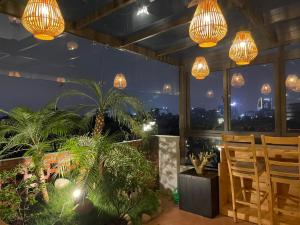 河内Eco Nest的一间设有盆栽植物和吊灯的房间