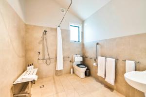 BeechmontBeechmont Estate的浴室配有卫生间、盥洗盆和淋浴。