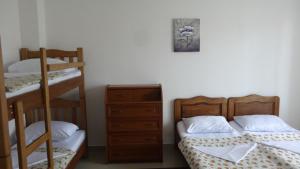 乌雷基里特萨酒店的一间带两张双层床和梳妆台的卧室