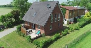 OldenswortFerienhaus-Hemmerdeich的屋顶砖屋的顶部景色