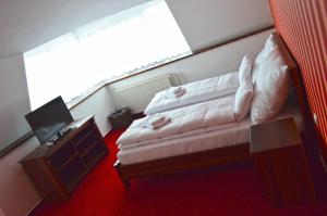 尼特拉扎默克卡霍费拉旅馆的一间卧室配有一张床、一张书桌和一个窗户。