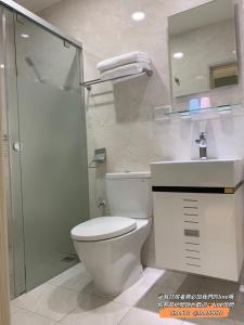 马公捌拾伍号民宿的浴室配有卫生间、淋浴和盥洗盆。