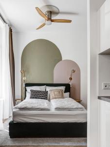 柏林Arbio I Luxury Apartments in East Side Gallery的一间卧室配有一张带绿色床头板的床