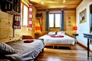 CHALET HOTEL La TUVIERE BIKE INN客房内的一张或多张床位