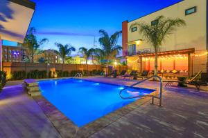 新奥尔良Bienville Villas: Brand New 4BR的一座拥有蓝色灯光的大型游泳池