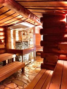 所泽市Spa胶囊旅馆（仅限男性）的木板房设有长凳和壁炉
