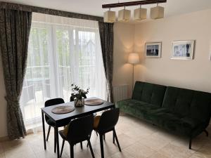 斯维诺乌伊希切Apartament LAPIS Panorama Avangard的客厅配有绿色沙发和桌子