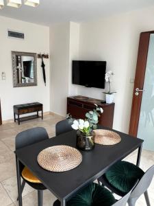 斯维诺乌伊希切Apartament LAPIS Panorama Avangard的一间用餐室,配有黑色的桌子和椅子
