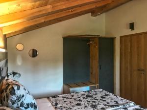 希明格Ferienwohnung Kaindl的一间卧室设有一张床和木制天花板