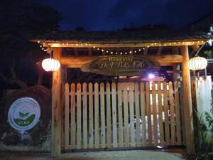 Da Ðeum (2)Homestay Da Blah的木门,带标志和栅栏