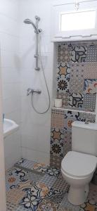 莫纳斯提尔LEO Haute standing appartment S1 center Monastir的一间带卫生间和淋浴的浴室