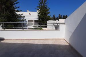 莫纳斯提尔LEO Haute standing appartment S1 center Monastir的阳台享有白色房屋的景致。