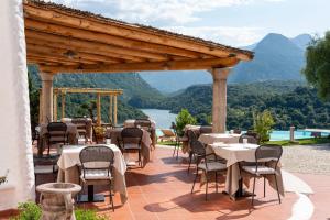 多尔加利Hotel Villa Cedrino的一间设有桌椅的景观庭院餐厅