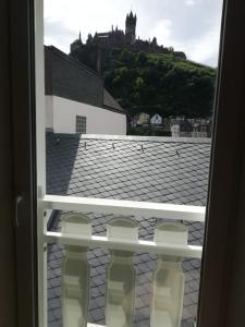 科赫姆Ferienwohnungen Frank的从屋顶上装有瓶子的窗户欣赏美景