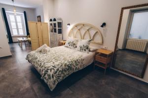 加的斯卡萨卡拉科尔旅舍的一间卧室配有一张大床和镜子