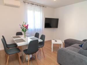 默克斯卡Apartment Matea的客厅配有桌子和沙发