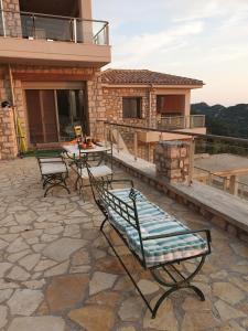 阿约斯尼奇塔斯Lavender House 1 - Agios Nikitas的房屋内带桌椅的庭院