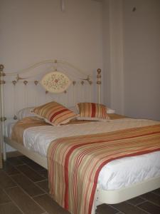 阿约斯尼奇塔斯Lavender House 1 - Agios Nikitas的卧室内的一张带两个枕头的床