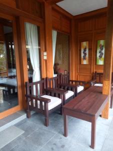 姆杜克杜阿登别墅的房间里的一排木凳