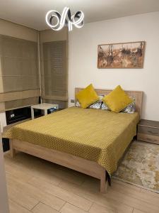 西迪布克纳德尔Luxery stay with seaview, pool, green space & Sunset orientation near Rabat的一间卧室配有一张带黄色枕头的大床