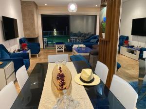 西迪布克纳德尔Luxery stay with seaview, pool, green space & Sunset orientation near Rabat的客厅配有带帽子的桌子