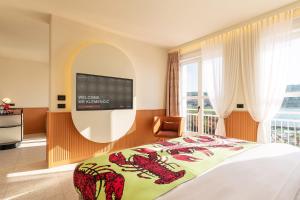 科佩尔Hotel Grand Koper的一间卧室配有一张床,墙上配有电视