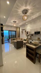 塞拉莱WASAN LUXURY RESIDENCE HAWANA Salalah的带沙发和桌子的大客厅