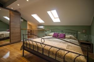 希贝尼克Olive grove of Šibenik - Apartment with Gallery的一间卧室配有一张带紫色枕头的床