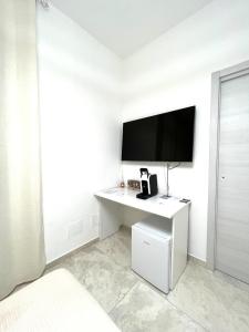 圣费利切-奇尔切奥Circeo Boutique Rooms的客房设有白色的办公桌和平面电视。