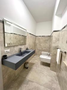 圣费利切-奇尔切奥Circeo Boutique Rooms的浴室配有盥洗盆、镜子和浴缸
