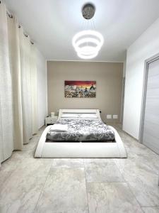 圣费利切-奇尔切奥Circeo Boutique Rooms的卧室配有白色的床和墙上的绘画作品
