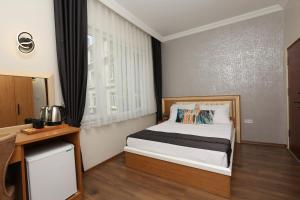 伊斯坦布尔Perazre Hotel的一间小卧室,配有床和窗户