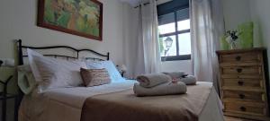 卡索拉ALOJAMIENTO YOLANDA CAZORLA的卧室配有带枕头的床铺和窗户。