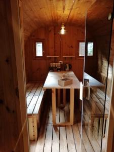 恩特拉奎Campeggio il Bosco的小木屋内的厨房,配有水槽