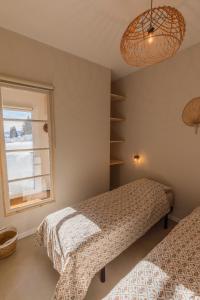 奥特朗Studio La Résilience, au pied des pistes à Autrans的一间卧室设有两张床和窗户。
