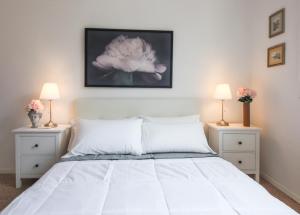 佛罗伦萨Apartments Florence - Florentine Skyline的一间卧室配有白色床和2个床头柜