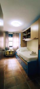 卡索拉ALOJAMIENTO YOLANDA CAZORLA的一间带床的卧室,位于带窗户的房间内