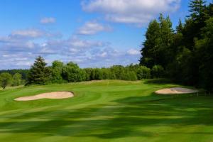 兰班克Gleddoch Golf & Spa Resort的享有高尔夫球场的景致,设有两个高尔夫球场果岭