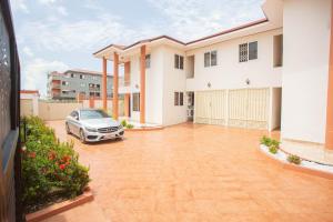 阿克拉Accra Luxury Homes @ East Legon的停在房子车道上的汽车