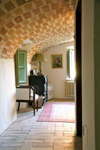 OrfesBartró de Orfans的一间设有石材地板和砖砌天花板的客厅