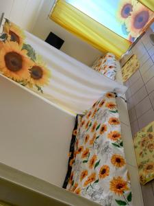 JumetCarpe Diem的带向日葵床单的客房内的两张双层床
